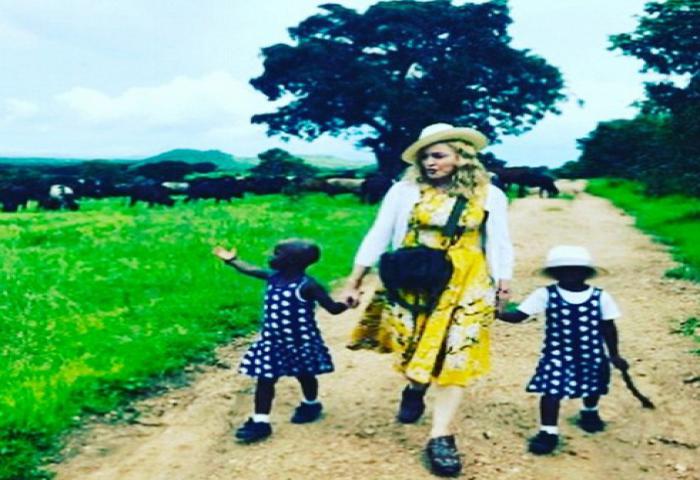 Madonna Mengadopsi Putri Kembar Dari Malawi